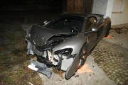Fahrer und Beifaher wurden beim Unfall mittelschwer verletzt. (Bild: Zuger Polizei)