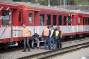 Experten untersuchen einen Wagen im Bahnhof Andermatt. (Bild: Urs Flüeler / Keystone (Andermatt, 11. September 2017))
