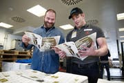 Sie treffen im 1. Gang am Ob- und Nidwaldner Kantonalschwingfest aufeinander: Benji von Ah (links) und Philipp Laimbacher, hier bei der Lancierung des Panini-Hefts für Schwinger. (Bild Corinne Glanzmann)