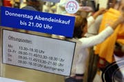 Die Öffnungszeiten eines Kleidergeschäfts in Sursee. (Bild: Fabienne Arnet/Neue LZ)