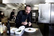 Moritz Stiefel, hier am Werk in der Küche des Hotel Gütsch. (Bild: Nadia Schärli / Neue LZ)