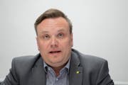 Der Urner Regierungsrat Roger Nager anlaesslich der Pressekonferenz vom Montag 6. Maerz 2017 in Amsteg. In der Nacht auf Montag 6. Maerz 2017 wurde die Bristenstrasse zwischen Amsteg und Bristen von einem Hangrutsch auf einer Laenge von mehreren Metern weggerissen. Die Bristenstrasse ist bis auf weiteres fuer den Verkehr gesperrt. (KEYSTONE/Urs Flueeler) (Bild: Urs Flueeler / Keystone (Amsteg, 6. März 2018))