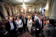 Die Kandidaten für den Luzerner Stadtrat an einem Wahlpodium letzten März im Luzerner Hotel Schweizerhof (von links): Martin Merki (FDP), Ursula Stämmer (SP), Beat Züsli (SP), Marc Cesar Welti (parteilos), Adrian Borgula (Grüne), Manuela Jost (GLP), Rolf Hermetschweiler (SVP), Philipp Federer (parteilos), Stefan Roth (CVP) und Adelino De Sa (Juso). (Bild: Pius Amrein/Neue LZ)