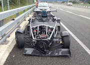 Die beiden Unfallfahrzeuge auf dem Pannenstreifen der A2 bei Erstfeld. (Bild: Kapo Uri)