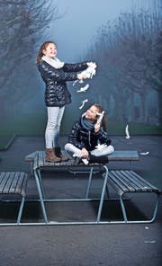 Fast wie Zwillinge: In der Show «Himmel auf Erden» teilen sich Luisa Dossenbach (rechts) und Svenja Schicker die Rolle der Luna. (Bild Stefan Kaiser)