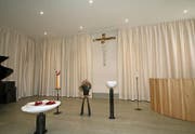 Blick in die sanierte Abdankungshalle. Die christlichen Symbole können durch einen Vorhang abgedeckt werden. (Bild: Stadt Luzern)