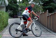 Ruedi Zweifel mit seiem Rennrad unterwegs in Baar. (Bild: Werner Schelbert/Neue ZZ)