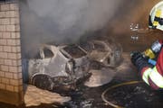 Nebst den beiden Autos, die In Vollbrand standen, wurde noch ein weiteres Auto beschädigt. (Bild: Luzerner Polizei)