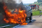 Der Offroader steht in Vollbrand. (Bild: Luzerner Polizei)