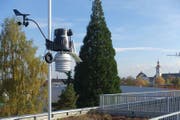 Die Wetterstation auf dem Dach der Kanti Sursee ist an einem zwei Meter hohen Masten befestigt. (Bild PD)