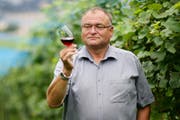 Der Alt-Regierungsrat und Weinbauspezialist Georg Hess ist verstorben. Hier auf seiner Rebplantage bei Immensee im Jahr 2011. (Bild: Philipp Schmidli / Neue LZ)