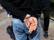 Die türkische Polizei verhaftete mehrere Dutzend Personen bei einem Einsatz gegen die Börse in Istanbul (Symbolbild) (Bild: KEYSTONE/EPA/SEDAT SUNA)