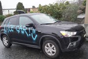 Unter anderem wurde ein Auto versprayt. (Bild: PD)