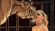 Anka Schmid zeigt in ihrem neuen Dokumentarfilm Dompteurinnen, die auf Tuchfühlung gehen. (Bild: PD)