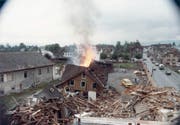 Im Juni 1981 brennt es auf dem Areal des heutigen Neudorf: die Übung einer Luftschutzkompanie. (Bild: Hildegard Küng)