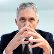 Bundesanwalt Michael Lauber spricht an einer Medienkonferenz zu Journalisten. Bild: Gabriele Putzu (Lugano, 3. November 2015)