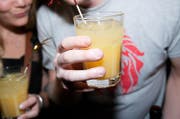 Besonders in Festwirtschaften ist es für Jugendliche einfach, an alkoholische Getränke zu kommen. (Symbolbild: Ueli Christoffel/Keystone)
