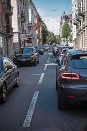 Stau auf der Zürichstrasse: Die grosse Mehrheit der Befragten ist mit der Verkehrssituation nicht zufrieden. (Bild: Nadia Schärli (Luzern, 18. August 2017))