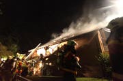 Brand im Dachstock in der Leimatt: Am 23. August brannte dieses Wohnhaus. Die Feuerserie begann. (Bild: FFZ)