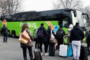 Reisende warten auf die Abfahrt eines Flixbuses in Zürich in Richtung München. (Bild: Walter Bieri / Keystone (Zürich, 8. Dezember 2016))