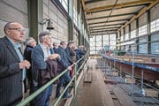 FDP-Kantonsräte und weitere Parteimitglieder begutachten einen Nauen, der im Moment bei der Shiptec AG repariert wird. (Bild: Pius Amrein (Luzern, 12. September 2017))