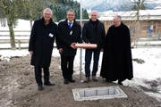 Sie nahmen an der Grundlegung teil (von links): Conrad Ammann (CEO EBM), Martine Dietler (Abteilungsleiter Wärmeprojekte EBM Wärme AG), Edgar Steinauer (Steinauer AG Recycling und Umweltservice) und Pater Markus Steiner (Kloster Einsiedeln). (Bild: PD)