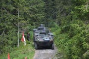 Ein Radschützenpanzer Piranha beim Glaubenberg. (Bild: zvg)
