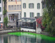Grünes Wasser fliesst beim Mühleplatz in die Reuss. (Bild: Claudia Surek/LZ)