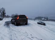Auf der schneebedeckten Strasse prallte eine Lenkerin frontal in ein entgegenkommendes Auto. Sie kam auf der Wiese zum Stillstand. (Bild: Luzerner Polizei)