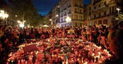 Trauernde Menschen gestern Abend auf Las Ramblas, wo am Donnerstag ein Lieferwagen in eine Menschenmenge fuhr. (Bild: Emilio Morenatti/AP (Barcelona, 18. August 2017))