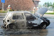 Das ausgebrannte Auto auf der Luzernerstrasse. (Bild Luzerner Polizei)