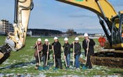 Vertreter der Paintballarena, der Käuferschaft und der Bauherrschaft vollzogen den offiziellen Spatenstich des Wohn- und Gewerbehauses Hangar 13 in Emmen. (Bild: PD)