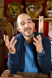 Die musikalischen und kreativen Ideen gehen ihm nie aus: Andrew Bond in seinem Kinder-Kultur-Riich Kikuri inmitten von Theaterrequisiten. (Bilder Eveline Beerkircher)