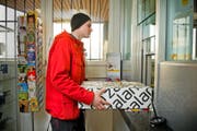 Soll geschlossen werden: die Postfiliale in Vitznau. Im Bild: Sidney Trionfini gab am gestrigen Nachmittag ein Paket auf. (Bild Dominik Wunderli)