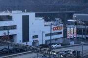 Der Raubüberfall ereignete sich auf diese Coop Filiale am Bahnhof in Hergiswil. (Bild: Kurt LIembd)