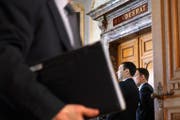 Der Eingang zum Bundesratszimmer im Bundeshaus in Bern. Wird am kommenden Mittwoch jemand ganz anders als die drei offiziellen SVP-Kandidaten dort eintreten? (Bild: Keystone/Peter Klaunzer)