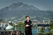 Schöne Aussichten: Die neue Direktorin Christa Augsburger auf der Terrasse der Schweizerischen Hotelfachschule Luzern (SHL) mit Blick auf das Luzerner Seebecken und den Pilatus. (Bild Pius Amrein)