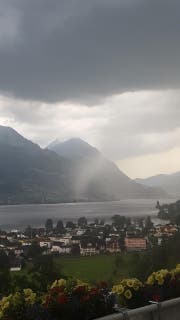 Blick von Sarnen Richtung Giswil vor dem Gewitter am Mittwochabend. (Bild: Leserbild Sonja Küchler)