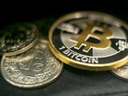Berg- und Talfahrt: Digitale Bitcoins können auch in Schweizerfranken getauscht werden - die stark schwankende Kursentwicklung bestimmt sich allerdings im Internet. (Archivbild) (Bild: KEYSTONE/ALEXANDRA WEY)