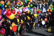 Bunt präsentieren sich die kleinen Fasnächtler am Umzug in Buchrain. (Bild: Nadia Schärli / LZ (Buchrain, 11. Februar 2017))