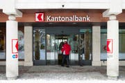 Eingang zu einer Filiale der Obwaldner Kantonalbank in Engelberg. (Bild: Keystone/Gaetan Bally)