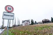 In Römerswil kommt es zu Verkehrsbehinderungen wegen Deckbelagseinbau. (Bild: Roger Grütter (Neue LZ))