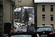 Hier klafft jetzt ein Loch: Der Bereich bei der alten Spinnerei, wo die Autos ins Dorf fahren. (Bild: Stefan Kaiser (Unterägeri, 22. Dezember 2017))