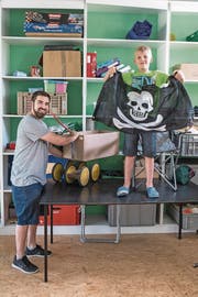 Nando (10) und Patrick (24) packen fürs Lager. (Bild: Boris Bürgisser (Buttisholz, 16. Juni 2017))