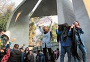 Seit Tagen gehen im Iran landesweit Zehntausende Menschen auf die Strasse. (Bild: Stringer/Anadolu Agency/Getty Images (Teheran, 30. Dezember 2017))