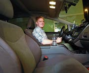 Maximilian Scherrer im Taxi Nummer 5 erwartet seine Fahrgäste. (Bild: Werner Schelbert (Zug, 7. Juli 2017))