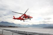 Ein Rega-Helikopter beim Landeplatz des Kantonsspital Luzern. (Bild: Manuela Jans/LZ)