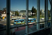 Während der Umbauzeit des Seetalplatzes in Emmen setzt die vbl Dieselbusse statt wie der Trolleybusse ein. (Bild: Pius Amrein / Neue LZ)