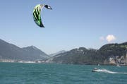 Ein Kitesurfer hart im Wind auf dem Urnersee. Ab Mitte Februar 2016 kann er auch über den Alpnachersee – einen anderen Arm des Vierwaldstättersees – flitzen. (Bild: Andreas Hofer/pd)