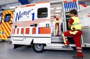 Als eine der Massnahmen soll der tarif des Rettungsdienstes /RDZ) angepasst werden. (Archivbild Werner Schelbert / Neue ZZ)